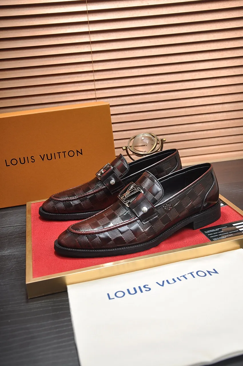 Men's men's shoes 💰520💶 [LV] (original single cowhide lining) 🍀LV's latest genuine leather business suit shoes are launched simultaneously on the official website. The first-layer cowhide imported from Italy is made of heavy gold, 💥official website 1:1 rubber outsole. Versatile to wear, high-end without losing class, and the color combination is extraordinary. This four-season style is alluring when worn on your feet, showing off your big-name flair. Standard code 38-45 (45 customized)